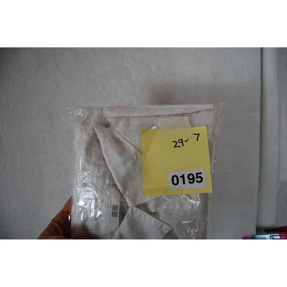 Uniqlo Womens LARGE White 100% Linen Button Up NO Sleeve Shirt Blouse Top - Picture 7 of 7